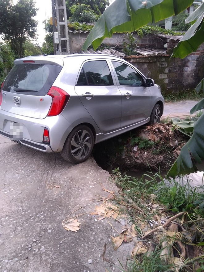 Ô tô dừng ở góc chết, dân mang đau đầu với câu hỏi: Bác tài đi kiểu gì mà kẹt thế này? - Ảnh 1.