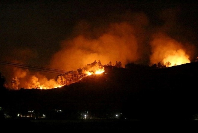Hà Tĩnh: Lại cháy rừng tại Hương Sơn, khẩn cấp sơ tán dân trong đêm - Ảnh 2.