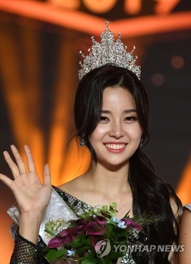 Chung kết Hoa hậu Hàn Quốc 2019 gây bão: Tân Hoa hậu xinh đến mức dìm cựu Hoa hậu, dàn Á hậu đằng sau bị chê mặt nhựa - Ảnh 1.