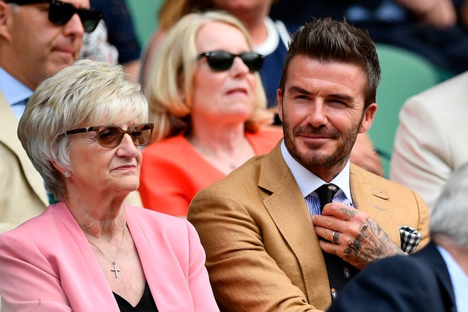 David Beckham - thần tượng của biết bao giới trẻ Việt Nam: Ở tuổi 44 vẫn đẹp trai lãng tử, khí chất ngút trời, làm sáng rực một góc khán đài Hoàng gia - Ảnh 5.
