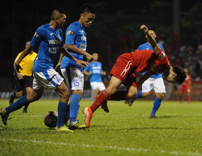 Công Phượng rạng rỡ trời Âu, Tuấn Anh - Xuân Trường thua tan nát, lo rơi hạng V.League - Ảnh 2.