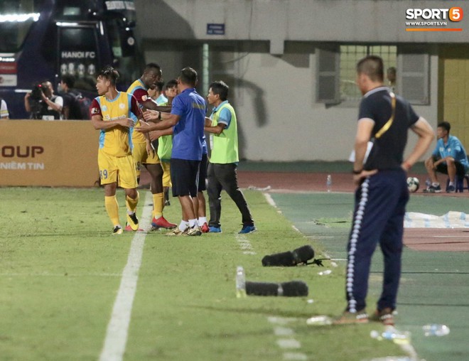 HLV trưởng Hà Nội FC tức đỏ mặt lao vào sân phản ứng trọng tài sau trận hoà tiếc nuối - Ảnh 2.