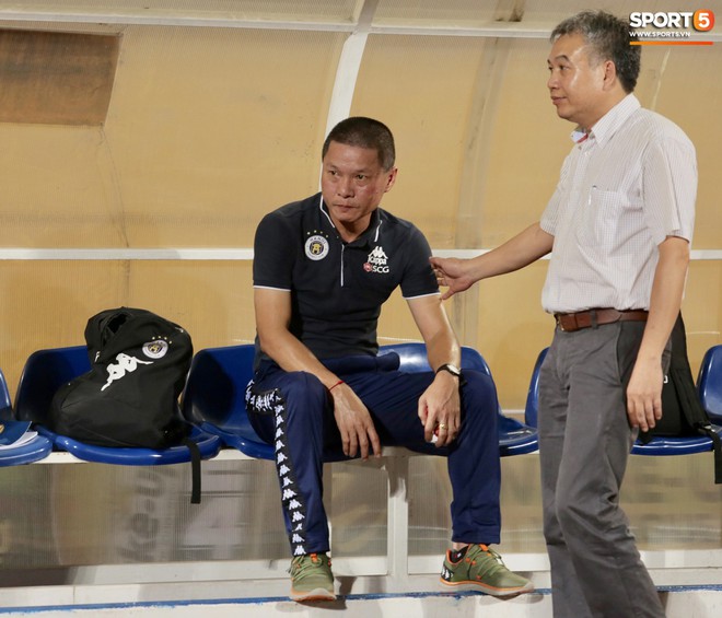 HLV Hà Nội FC chê trọng tài non kinh nghiệm, tưởng tượng ra việt vị khiến đội nhà mất điểm đúng phút cuối - Ảnh 1.