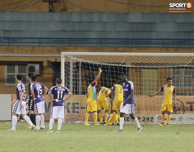 HLV trưởng Hà Nội FC tức đỏ mặt lao vào sân phản ứng trọng tài sau trận hoà tiếc nuối - Ảnh 5.