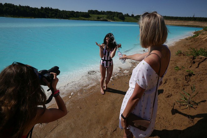 Bất chấp nước nhiễm độc, du khách đổ xô đến hồ Maldives của Nga - Ảnh 1.