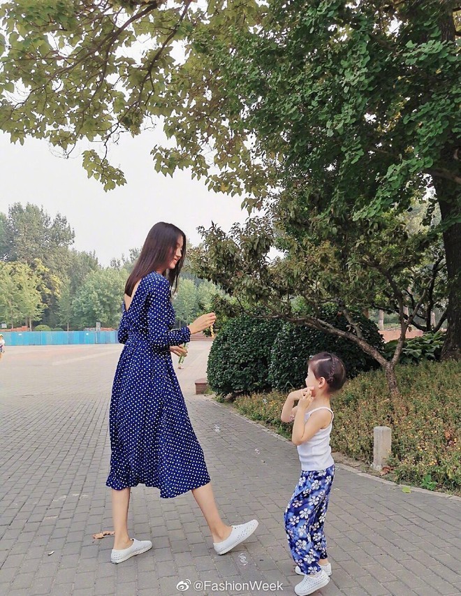 Cô con gái 3 tuổi của Hoa hậu Thế giới Trương Tử Lâm gây sốt: Chân dài miên man, tương lai nối nghiệp Hoa hậu của mẹ - Ảnh 1.