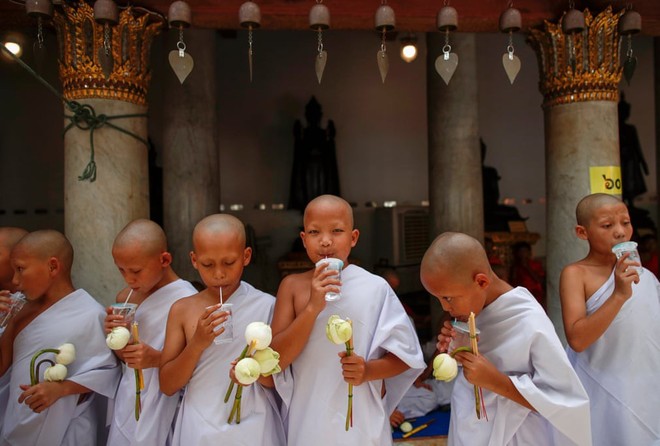 24h qua ảnh: Người biểu tình Hong Kong dùng ô và hàng rào chắn đường - Ảnh 1.