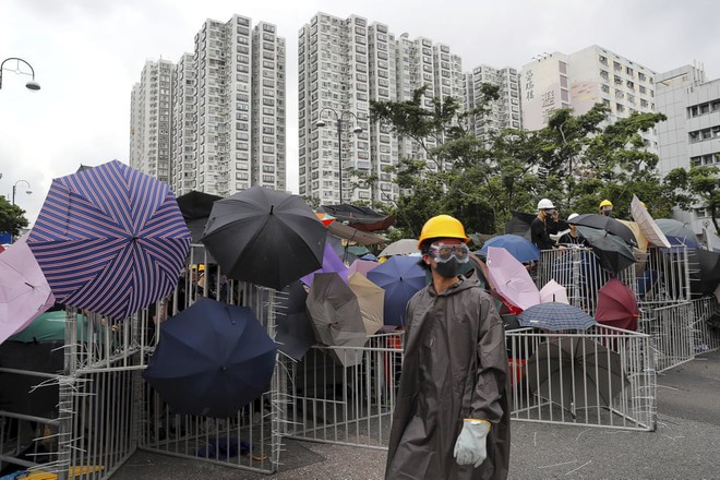 24h qua ảnh: Người biểu tình Hong Kong dùng ô và hàng rào chắn đường - Ảnh 4.