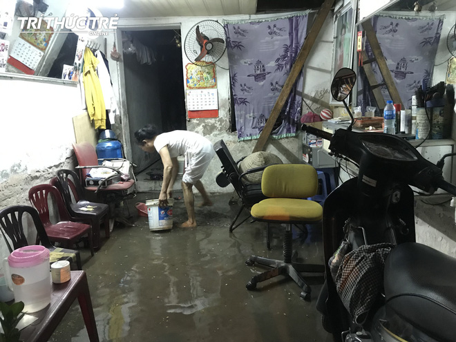 Hà Nội: Sau cơn mưa lớn, người dân lại vật vã tát nước từ trong nhà ra đường - Ảnh 7.