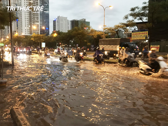 Hà Nội: Sau cơn mưa lớn, người dân lại vật vã tát nước từ trong nhà ra đường - Ảnh 1.