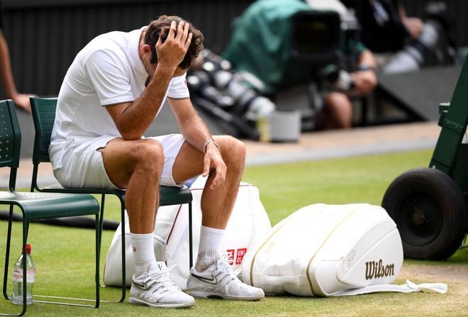 Nhói lòng khoảnh khắc huyền thoại Roger Federer lặng người bất động sau trận chung kết Wimbledon lịch sử và hấp dẫn không thể tin nổi - Ảnh 1.