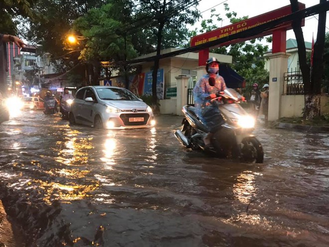 Trời Hà Nội đổ cơn giông cuối chiều, cây xanh bật gốc, xe máy đổ la liệt - Ảnh 7.