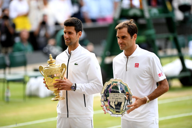 Nhói lòng khoảnh khắc huyền thoại Roger Federer lặng người bất động sau trận chung kết Wimbledon lịch sử và hấp dẫn không thể tin nổi - Ảnh 3.