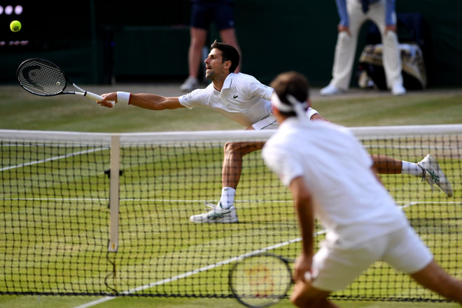 Nhói lòng khoảnh khắc huyền thoại Roger Federer lặng người bất động sau trận chung kết Wimbledon lịch sử và hấp dẫn không thể tin nổi - Ảnh 6.