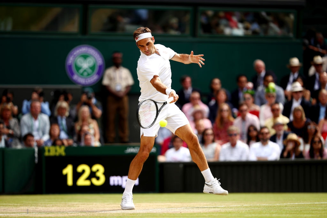 Nhói lòng khoảnh khắc huyền thoại Roger Federer lặng người bất động sau trận chung kết Wimbledon lịch sử và hấp dẫn không thể tin nổi - Ảnh 8.