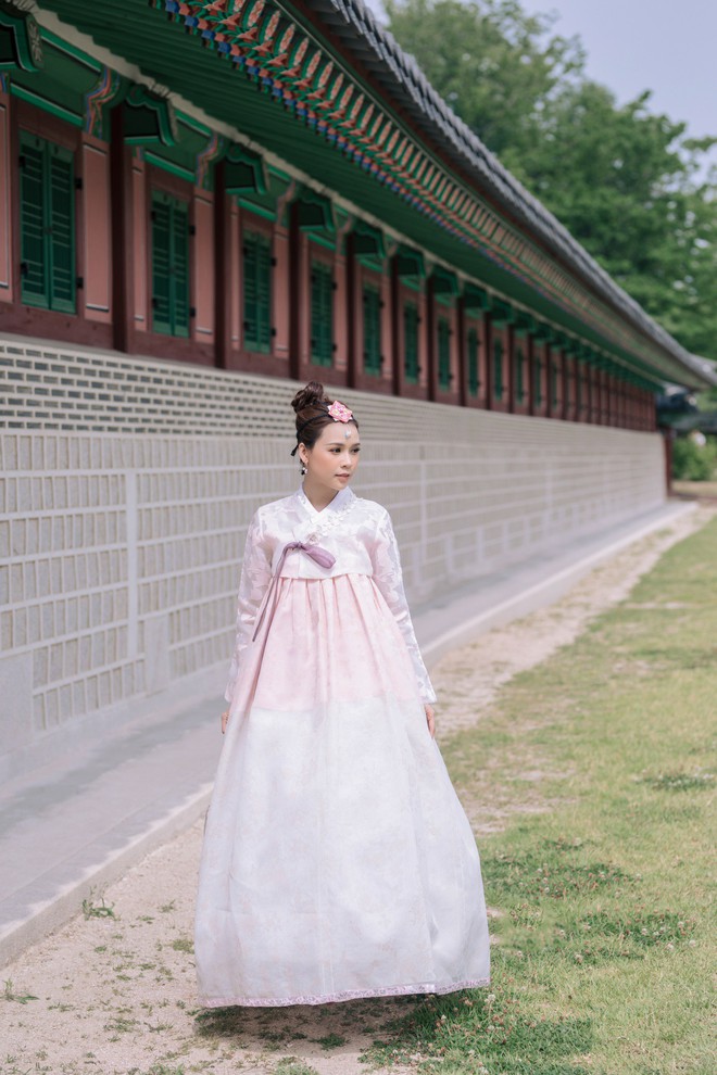 Nhan sắc trong trẻo của Sam khi diện Hanbok, dạo chơi ở Hàn Quốc - Ảnh 10.