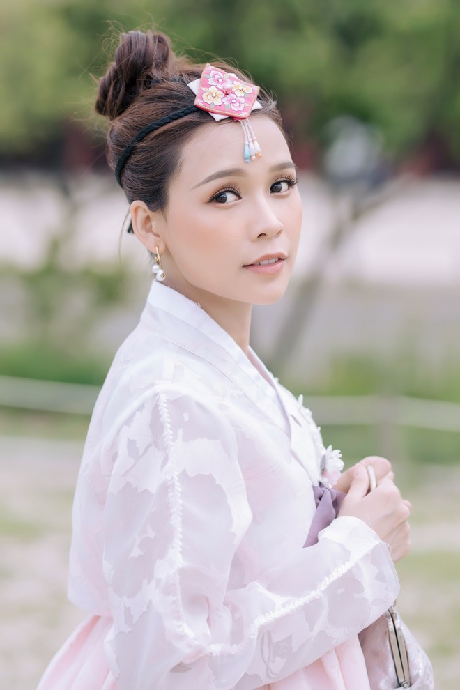 Nhan sắc trong trẻo của Sam khi diện Hanbok, dạo chơi ở Hàn Quốc - Ảnh 7.