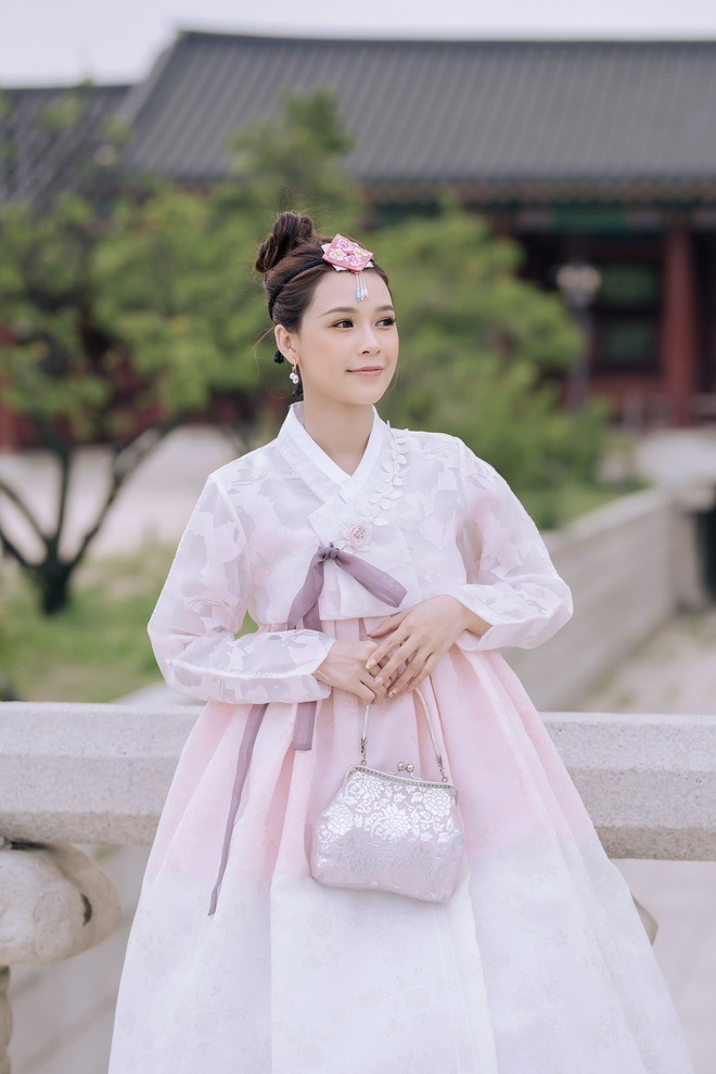 Nhan sắc trong trẻo của Sam khi diện Hanbok, dạo chơi ở Hàn Quốc - Ảnh 2.