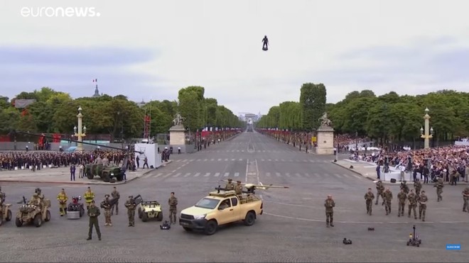 Tấm ván bay trên bầu trời thủ đô Paris trong ngày Quốc khánh Pháp, thời đại quân sự mới có lẽ sắp được khai mở - Ảnh 2.