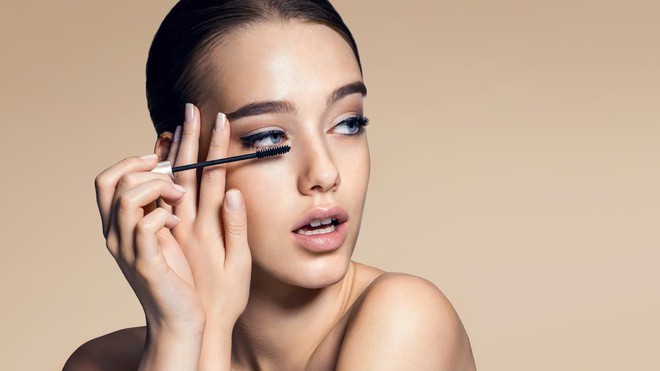 Lý giải cho hành động quái đản của hội con gái: Tại sao cứ chuốt mascara là lại phải há miệng kỳ khôi? - Ảnh 4.