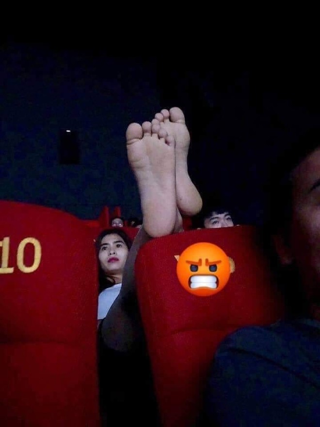 Cô gái vô tư gác chân lên đầu của người ngồi phía trước trong rạp chiếu phim, dân mạng thi nhau hiến kế trừng trị - Ảnh 1.