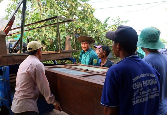 An Giang di dời khẩn cấp nhiều căn nhà do sạt lở bờ sông - Ảnh 1.