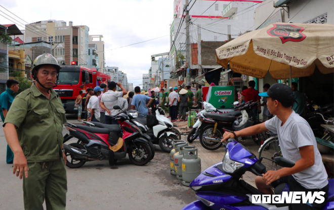 Quán cơm bốc cháy ngùn ngụt, 2 người bị thương ở TP.HCM - Ảnh 1.