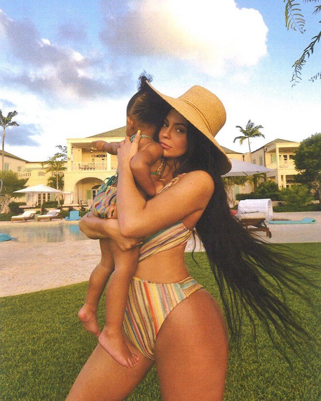 Chơi trội như em út tỷ phú nhà Kardashian: Du lịch 2 ngày thay 5 bộ bikini - Ảnh 10.