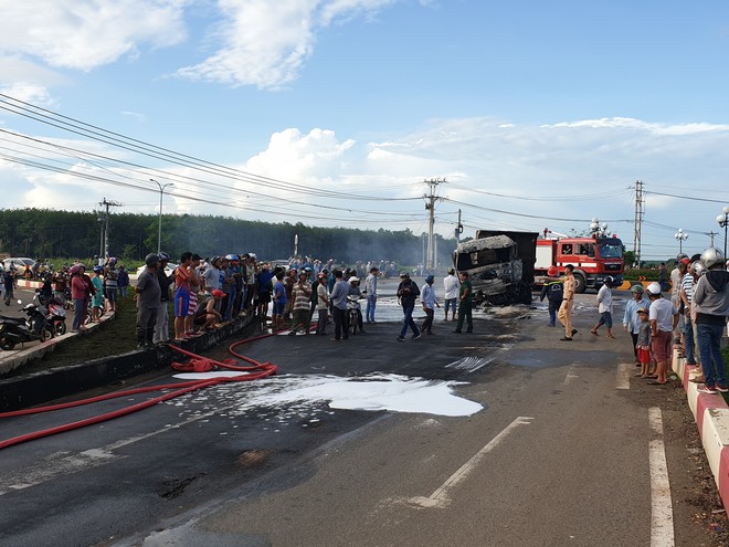 Va chạm xe bồn chở dầu, xe ben cháy ngùn ngụt, tài xế và con trai 6 tuổi bị thiêu cháy trong cabin - Ảnh 1.