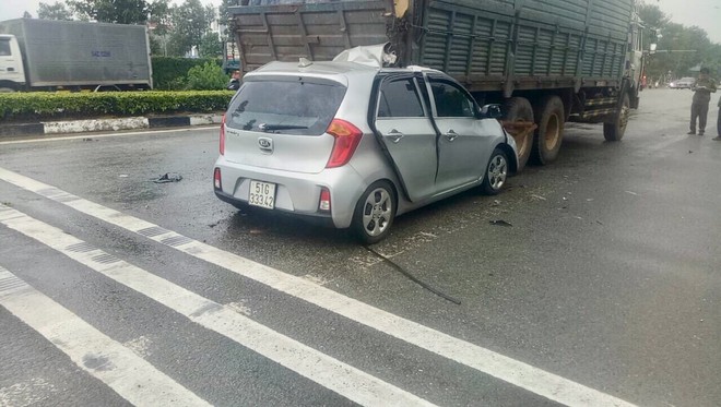 Xe con tông mạnh vào đuôi xe tải, tài xế tử vong kẹt trong xe - Ảnh 2.