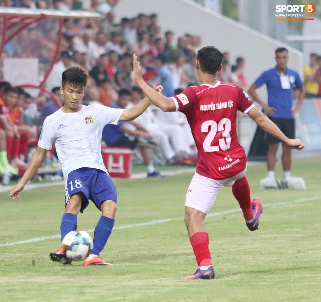 Tiền đạo U23 Việt Nam có hành động đẹp với đối thủ trong cuộc đọ sức tại giải Hạng Nhất QG 2019 - Ảnh 1.
