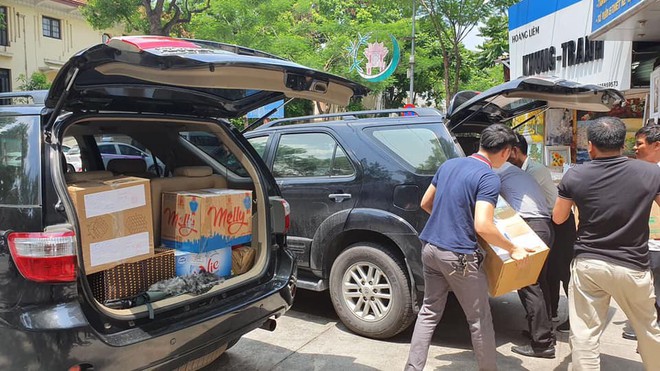 Khám xét văn phòng, nhà riêng vợ chồng luật sư Trần Vũ Hải, CA đưa đi nhiều thùng tài liệu - Ảnh 2.