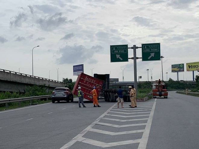 Kinh hoàng thùng container rơi xuống đè đầu ô tô đang chạy - Ảnh 2.