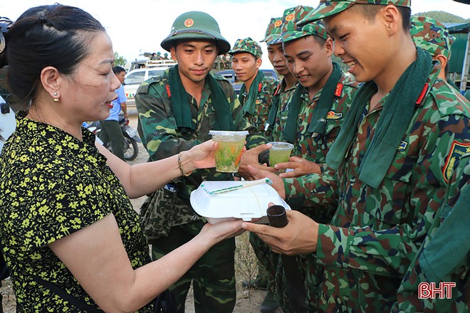 Chuyện chưa kể về vợ chồng phát 1000 suất cơm “tiếp sức” cứu rừng Hà Tĩnh - Ảnh 3.