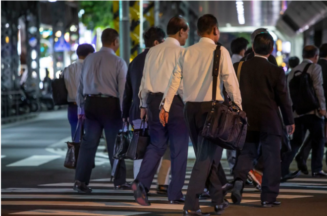 Không chỉ dậy từ 6h30 sáng, làm việc 80 tiếng hàng tuần, mặt tối của văn hóa làm việc tại Nhật Bản còn khủng khiếp hơn thế - Ảnh 4.