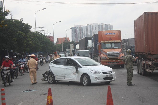 Xe khách gây tai nạn liên hoàn, 2 ô tô bẹp dúm, nhiều người thoát chết - Ảnh 8.