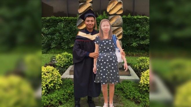 Chụp ảnh cùng standee người mẹ quá cố trong lễ tốt nghiệp, nam sinh khiến dân mạng xúc động nghẹn ngào - Ảnh 1.