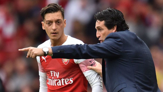 HLV Unai Emery bất ngờ tuyên bố: Mesut Ozil không phải để bán - Ảnh 2.