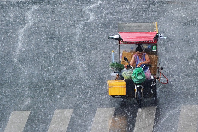 7 ngày qua ảnh: Người bán hàng rong đi dưới mưa lớn ở Trung Quốc - Ảnh 3.