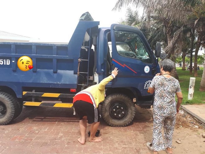 Người đàn ông đánh xe ben chở mẹ và con trai đi biển, đoạn trò chuyện của họ càng gây xúc động - Ảnh 1.