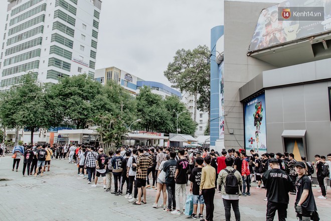Mặc kệ nắng nóng, hàng ngàn bạn trẻ Sài Gòn vẫn rồng rắn xếp hàng để tham dự ngày hội sneaker lớn nhất trong năm - Ảnh 1.