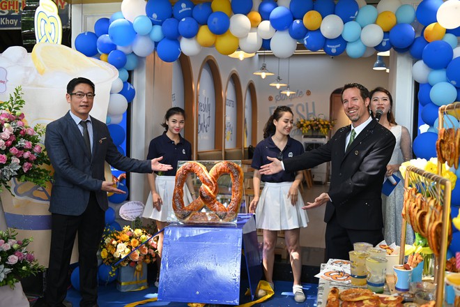 Người dân xếp hàng ăn bánh Auntie Annes nổi tiếng nước Mỹ vừa về Việt Nam - Ảnh 11.