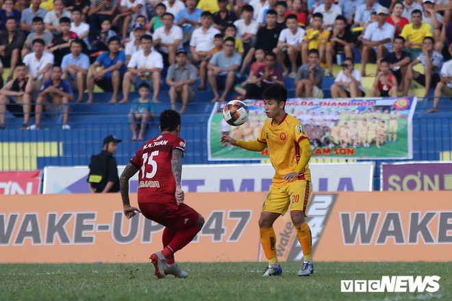 Cánh chim lạ U23 Việt Nam tả xung hữu đột giữa hàng thủ hay nhất V-League - Ảnh 1.