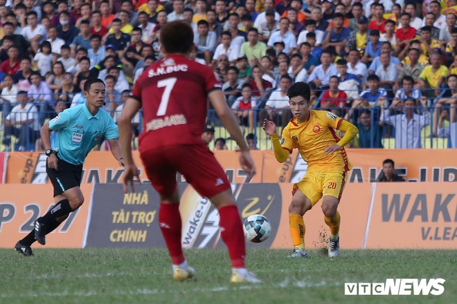 Cánh chim lạ U23 Việt Nam tả xung hữu đột giữa hàng thủ hay nhất V-League - Ảnh 2.