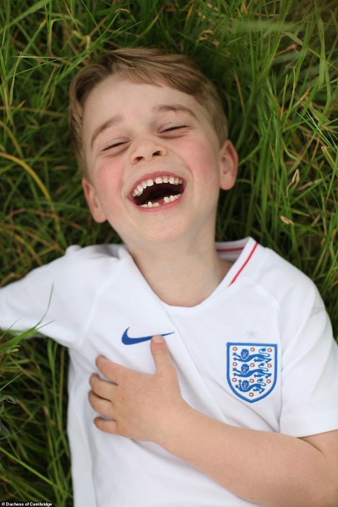 Cung điện công bố 3 bức hình mới tuyệt đẹp của Hoàng tử George mừng tuổi lên 6, Meghan Markle muối mặt khi bị đá xoáy trong sinh nhật cháu trai - Ảnh 1.