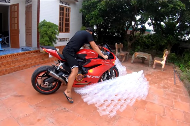 Quay clip xây nhà bằng 5.000 cốc nhựa rồi lái mô tô tông bẹp dúm để câu sub, nhóm bạn trẻ gây tranh cãi trên mạng xã hội - Ảnh 2.