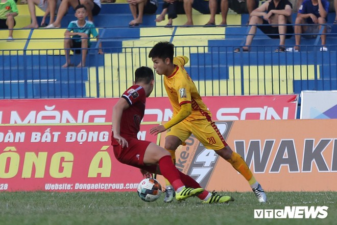 Cánh chim lạ U23 Việt Nam tả xung hữu đột giữa hàng thủ hay nhất V-League - Ảnh 3.