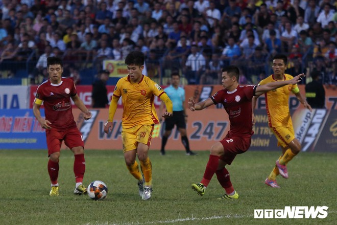 Cánh chim lạ U23 Việt Nam tả xung hữu đột giữa hàng thủ hay nhất V-League - Ảnh 4.