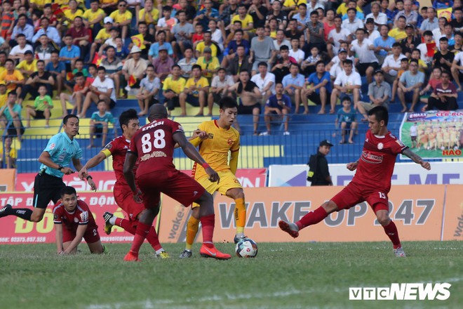 Cánh chim lạ U23 Việt Nam tả xung hữu đột giữa hàng thủ hay nhất V-League - Ảnh 5.