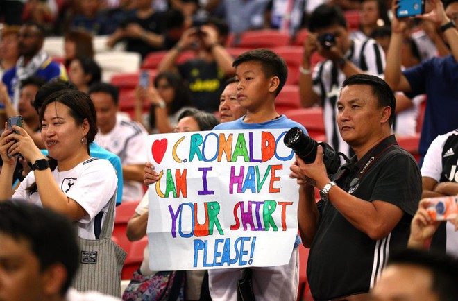 Lẻn vào sân, cậu bé ở Singapore không bị bảo vệ lôi ra ngoài mà còn khiến trẻ em toàn thế giới phải ngưỡng mộ vì được hưởng quá nhiều đặc quyền từ Ronaldo - Ảnh 5.